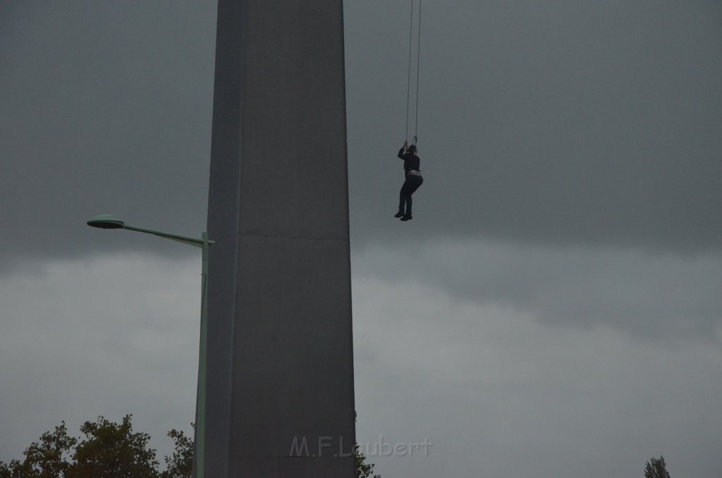 Einsatz BF Hoehenretter Koelner Seilbahn Hoehe Zoobruecke P2150.JPG